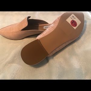 Faux alligator flats